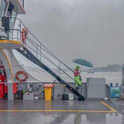 Über mehrere Tage immer wieder Regen und echt garstiges Wetter ... hier auf der Fähre nach Russell