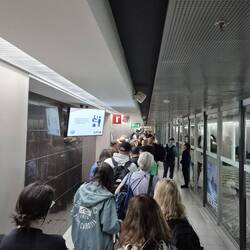 Schlange stehen vor der Immigration und die große Schalterhalle kommt erst noch