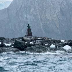 Antarctic fur seal posing by the Pardo Monument — Elephant Island, South Shetlands.