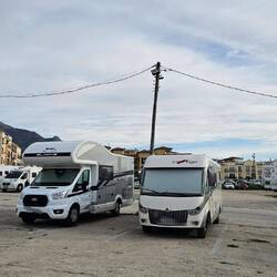 Direkt neben uns parkte ein Kuschelcamper 😅.