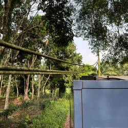 Mit einem LKW kann es in Afrika mit der Höhe schon häufiger mal schwierig werden.