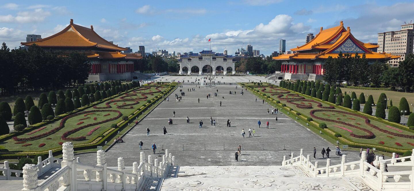 Gelände vor der Gedächtnishalle
