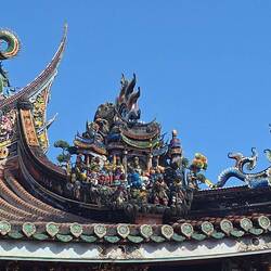 Mit vielen bunten Verzierungen