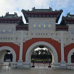 Eingangstor zum Schrein mit Wachen