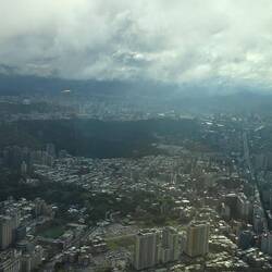 Mit Wolken am Horizont