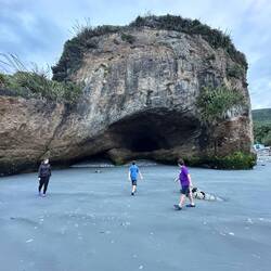 Die Höle neben unserem Standplatz