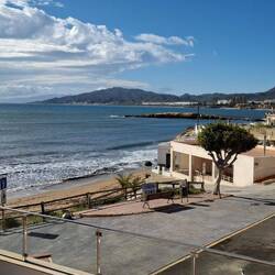 Kleine Höhlenhäuser am Strand
