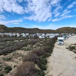 ...so sieht es vor uns aus 😯...aber nach vorne haben wir keine Fenster 😉