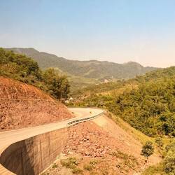 Ouf ! La route au Vietnam devient très vite plus praticable, preuve du changement de pays...