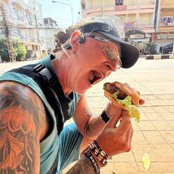 Lao Burger : 1€ de pur régal 😋 (trouvé grâce au Food-tour de Nicolas !🥰)