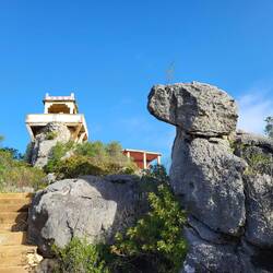 Auf halber Höhe gibt es einen schönen Aussichtspunkt.