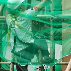 Arbeiter am Bambusgerüst