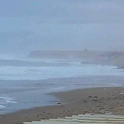 Heftige Wellen und Brandung