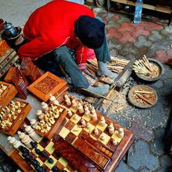 Berber beim Holzbearbeiten