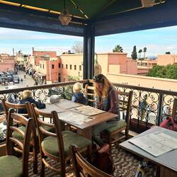 Abendessen in einem Rooftop Restaurant, mit Aussicht auf eine sehr belebte Straße