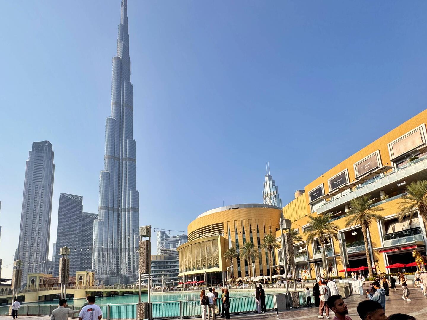 Dubai Mall und Burj Khalifa mit Kalifa Lake