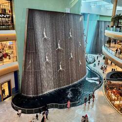 Der Indoor Wasserfall über 3 Stockwerke