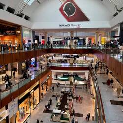 Die Mall ist eine eigene Stadt über 3 Stockwerke