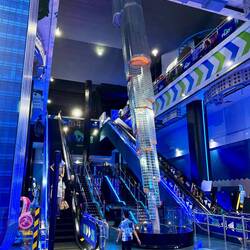 Eingang zu einer der unzähligen Spielhallen die in der Mall über mehrere Stockwerke gehen