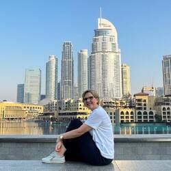 Die flachen Gebäude gehören zur Dubai Mall, die Hochhäuser sind Luxuswohnungen