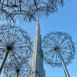 Burj Khalifa und riesige Pusteblumen aus Edelstahl