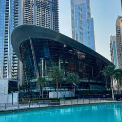 Dubai Opernhaus mitten zwischen den Wolkenkratzern