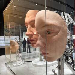 Die Gesichter bewegen sich und zwinkern mit den Augen. Ziemlich Gruselig.