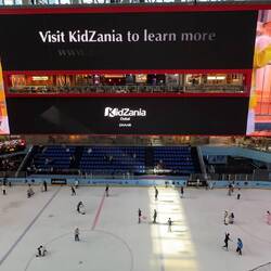 Die Eislaufbahn in der Mall hat Olympia Maße, der Schlitz im Screen ist ein Restaurant
