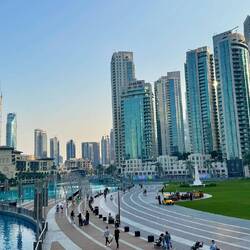 Burj Khalifa Park und Lake mit Abendlicher Fontänen Show