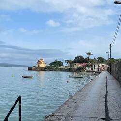 die kleine Insel Kanai ist über einen Damm mit dem Hafen verbunden