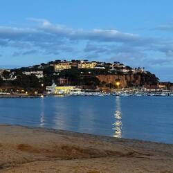Machen noch einen kurzen Abendspaziergang am Strand ...