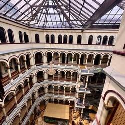 Ehemaliges Justizministerium ... jetzt Shopping & Kunst lokaler Künstler