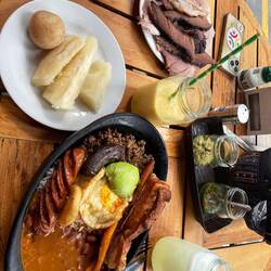 das typische Gericht "Bandeja Paisa" für Jürgen