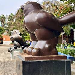 Die hintere wurde bei einem Bomben Attentat zerstört und als Mahnmal stehen gelassen