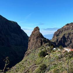 Aufgetürmte Lava in der Mitte des Kraters