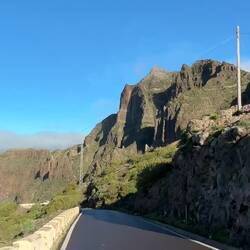 Erster Stopp mit fantastischem Blick hinunter. Allerdings seeeeehr windig. Hätte mich fast umgehauen