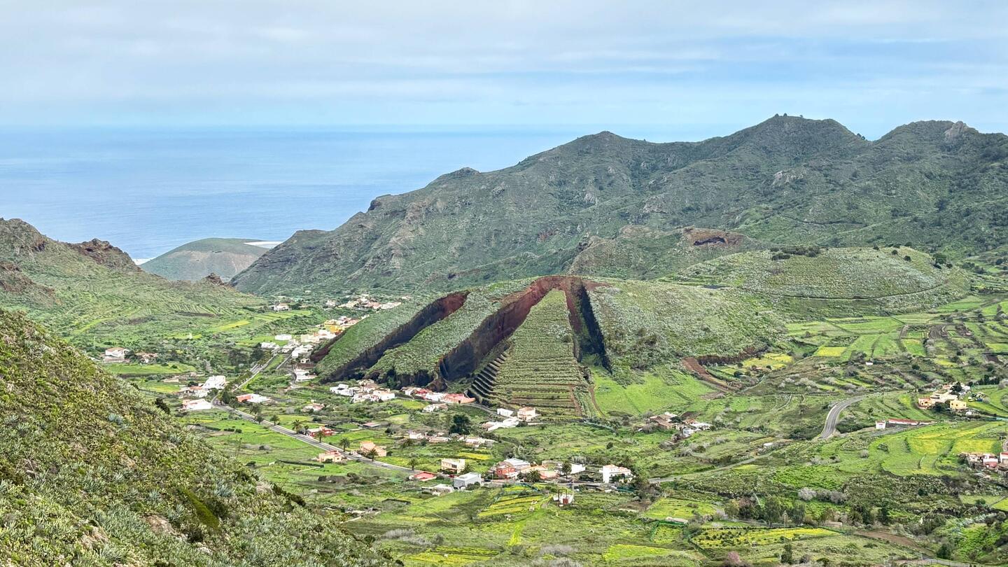 Grüner, sehr fruchtbarer Vulkankrater. Dort wächst alles, da die Lava sehr mineralhaltig ist.