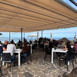 Coole Location für unser Mittagessen - das El Caletón