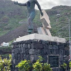 Denkmal der Emigranten. Das Loch im Oberkörper symbolisiert das gebrochene Herz der Auswanderer