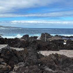 Natürliche Meeres-Pools laden zum Baden und die Terrassen zum Chillen ein.