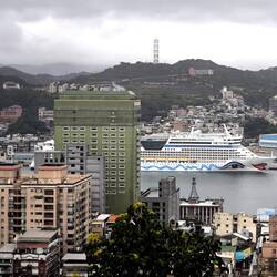 Die AIDAdiva wartet schon.