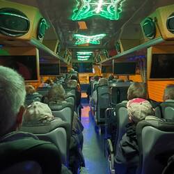 Die Beleuchtung im Bus wechselt die Farbe.