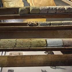 Gesteinsproben mit Bambus entnommen.