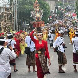Was für eine Zeremonie! Der Umzug dauerte über eine Stunde, dann wurde im Tempel gefeiert