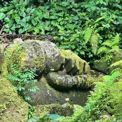 Reste eines noch älteren buddhistischen Tempel