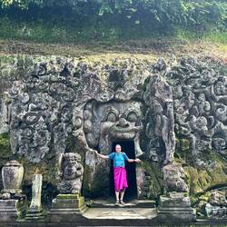 Der Gang durch Bomas Schlund symbolisiert den Tod und die sich anschließend vollziehende Reinigung