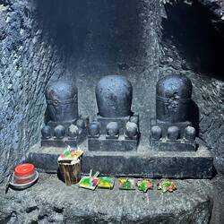 Die 3 Lingas sind Phallussymbole und stehen für Shivas Schöpfungskraft