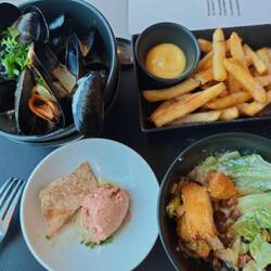 Norwegisches Flatbread, CaesarSalat, Muscheln und Pommes