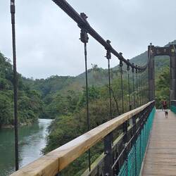 Hängebrücke zum Wasserfall