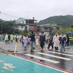 Hauptbekleidungsmittel Regencape